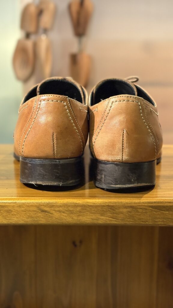 キャサリンハムネット ストレートチップ 革底 CHOOSE LIFE ロゴ 修理前