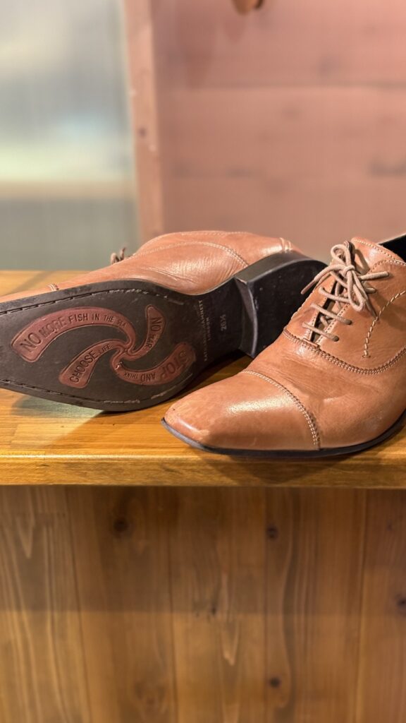 キャサリンハムネット ストレートチップ 革底 CHOOSE LIFE ロゴ 修理前