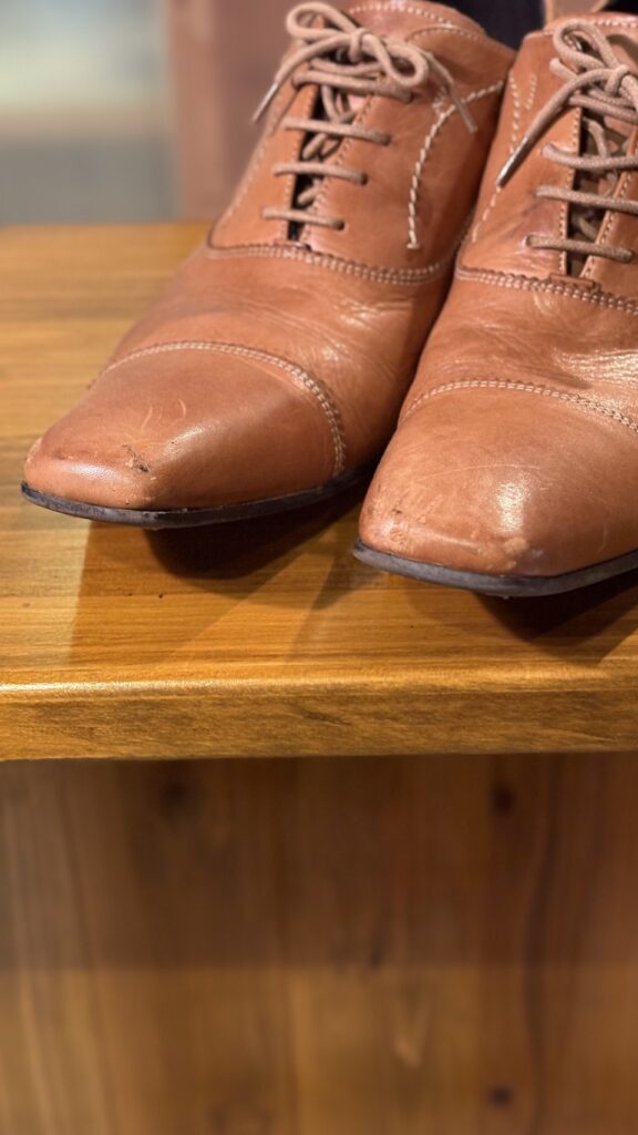 キャサリンハムネット ストレートチップ 革底 CHOOSE LIFE ロゴ 修理前